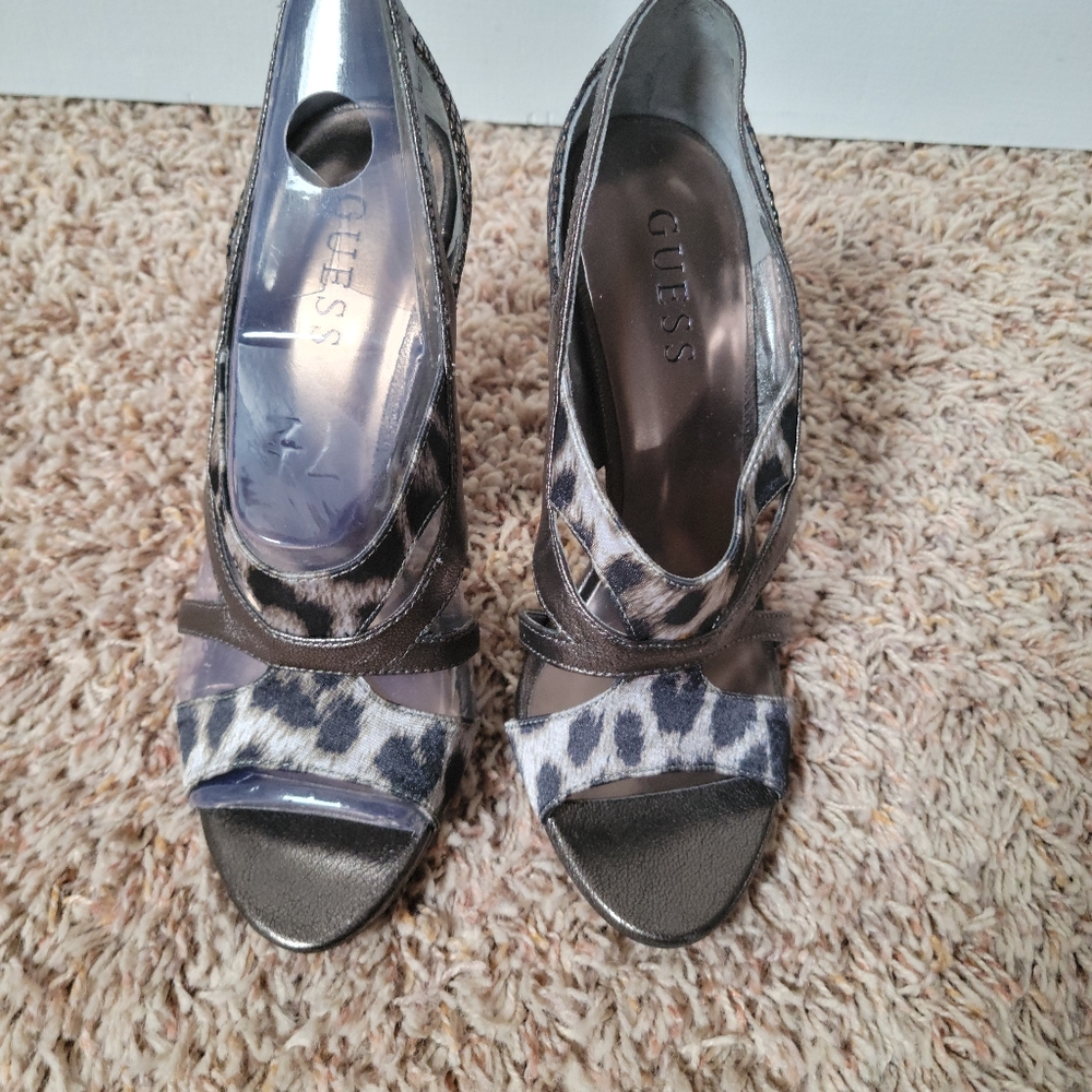 Guess Pumps - Picture 3 of 4